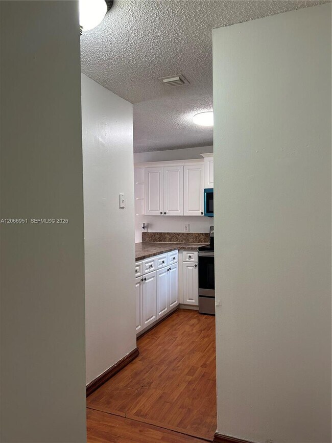 Building Photo - 6245 SW Kendale Lakes Cir