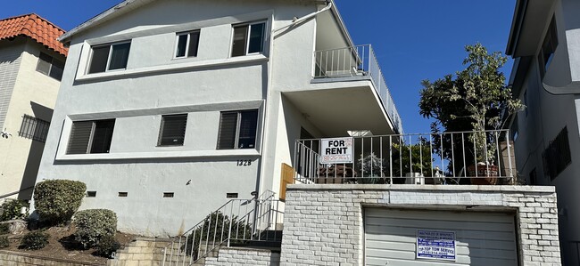 Frente del edificio, apartamento de 2 habitaciones encima del frente. - 1328 Barry Ave