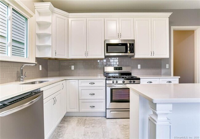 Building Photo - 573 Orange St