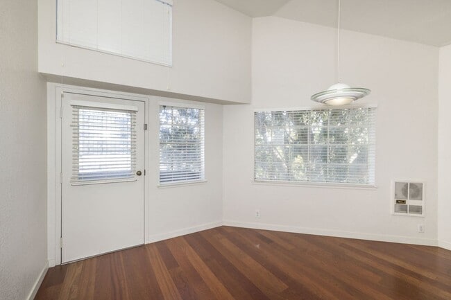 Foto del edificio - Light and Bright 2 Bed, 2 Bath Condo in Do...