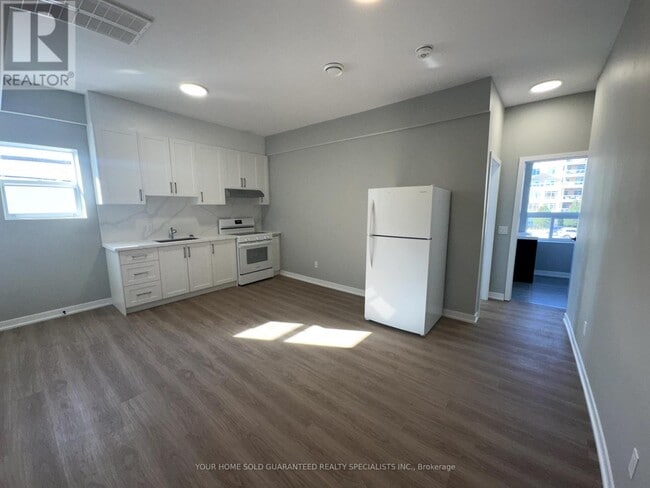 Building Photo - 9 Wellington St E