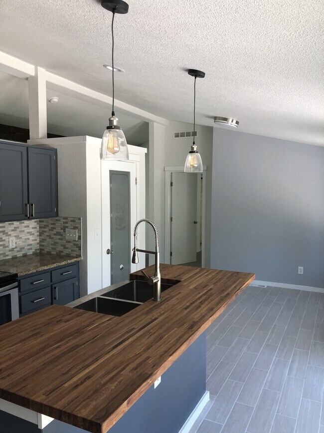 Foto del edificio - Nice remodeled home in Fall River Estates