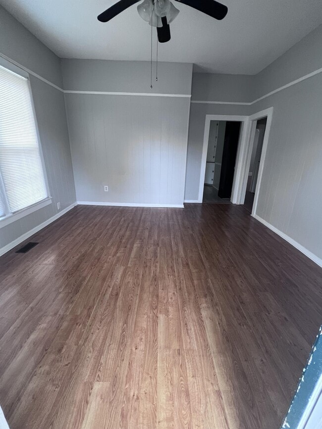 Foto del edificio - 908 E Morehead St