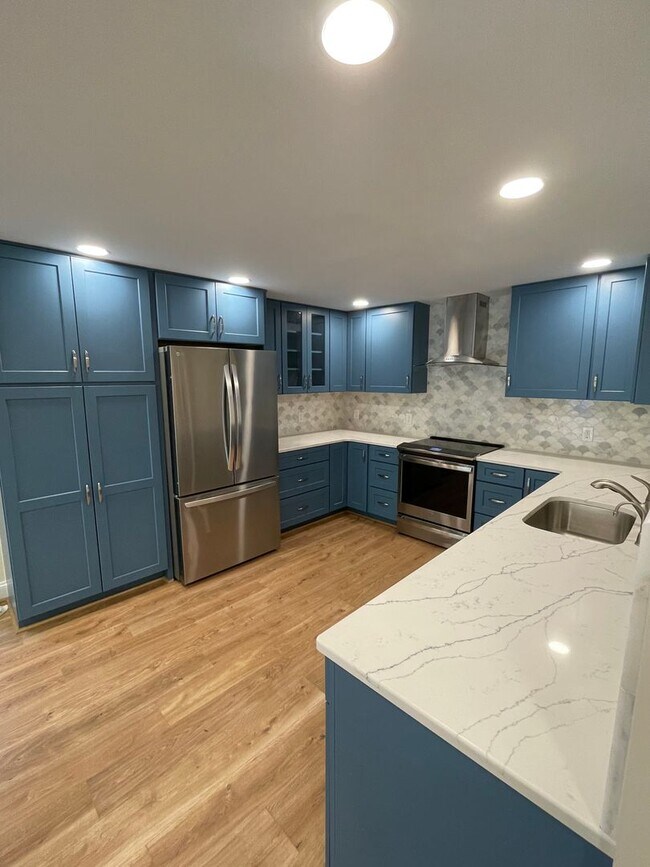 Building Photo - Beautiful Sun Filled 2 Bedroom 2 Bathroom ...