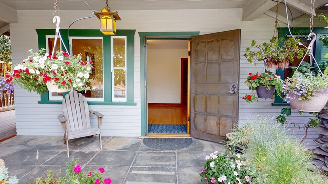 Foto del edificio - Stunning 1927 Prairie-Craftsman Home with ...