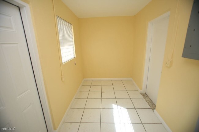 Building Photo - 480 SW 14th Pl