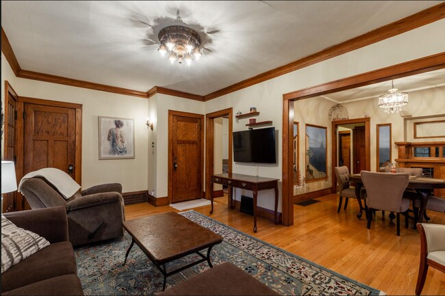 Sala de estar / Comedor - 2350 N 55th St