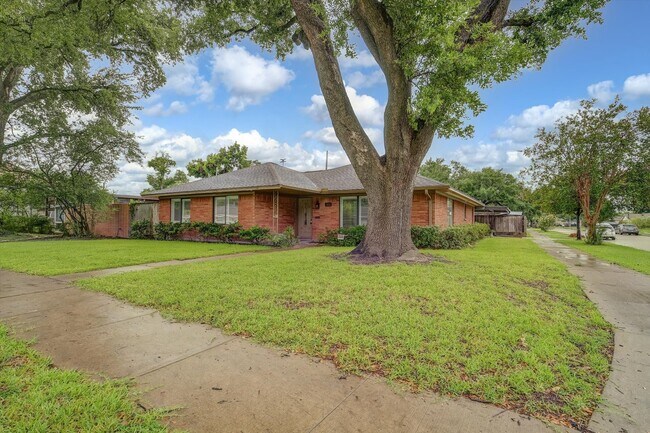 Building Photo - 2123 Ridgecrest Dr