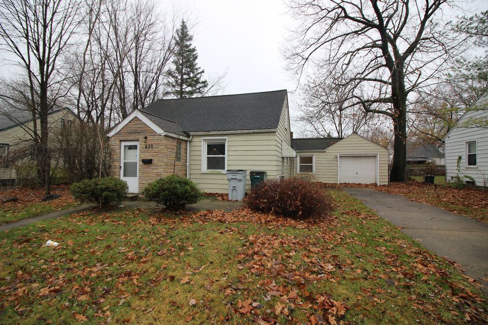 Primary Photo - Great 4 Bedroom in Hazel Park