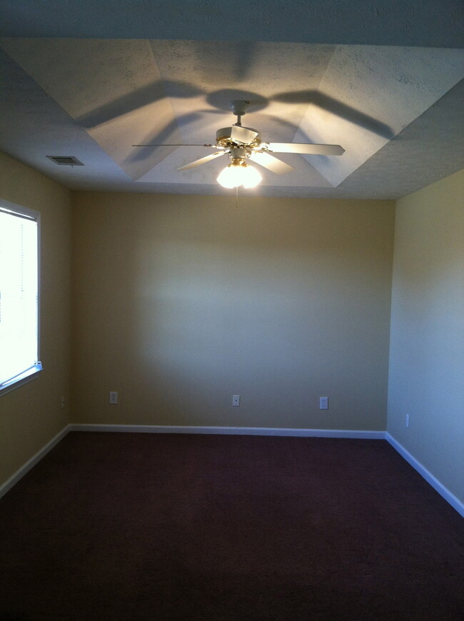 Building Photo - Twin City Duplex Available for January!