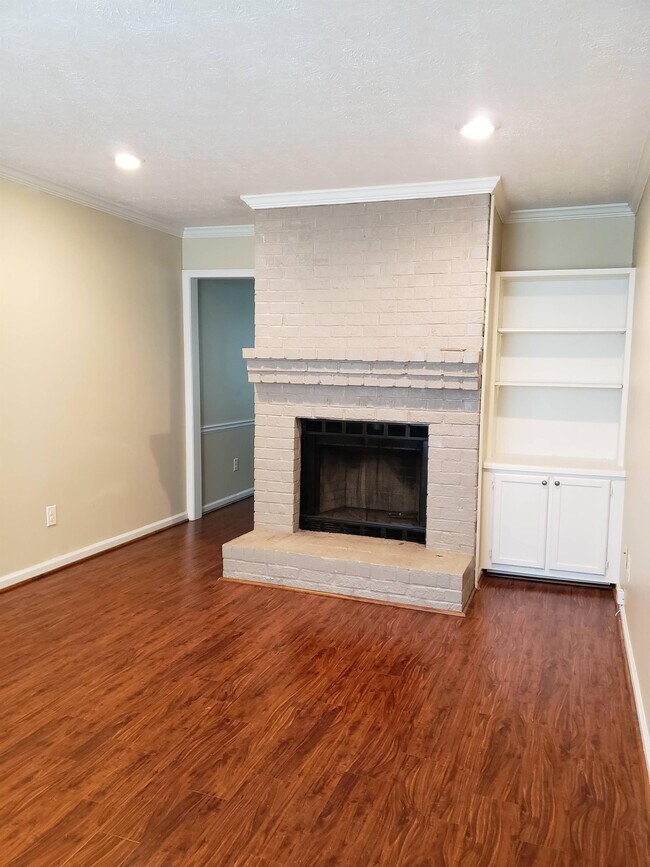 Building Photo - 5281 Oakridge Dr