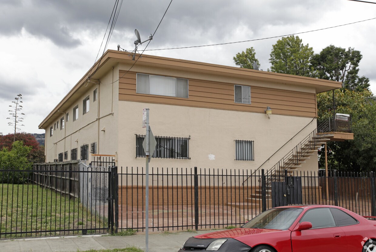 Building Photo - 6100 Hayes St