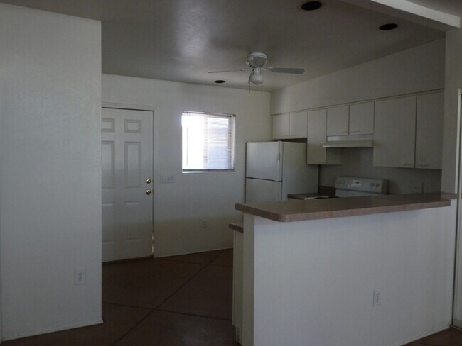 Foto del edificio - 2 bedroom near Tucson Mall!