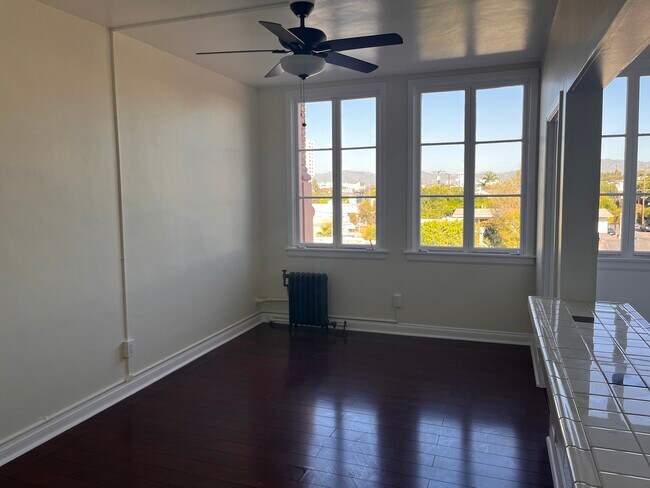 Building Photo - 3005 Main St