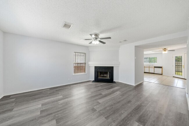 Foto del edificio - Charming Home Awaits: Spacious & Modern Li...