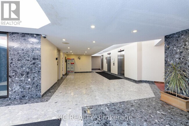 Photo du bâtiment - 238-1238 Albion Rd
