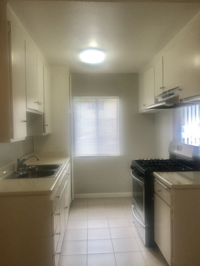 Building Photo - 20437 Cohasset St