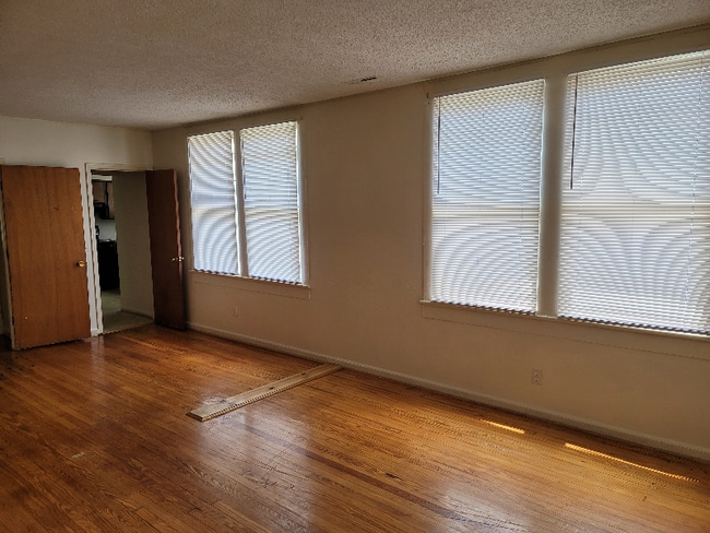 Building Photo - 448 W Railroad Ave