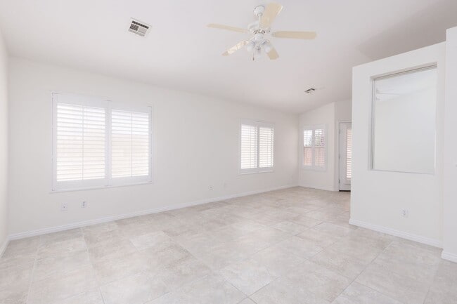 Foto del edificio - 3-bedroom 2-bathroom town house with a double car garage, freshly painted and new carpet.