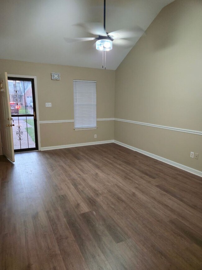 Foto del edificio - Now Available – Beautifully Renovated 2 Bed, 2 Bath Townhome!
