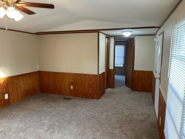 Building Photo - 273 Deer Run Dr