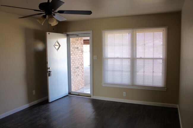 Foto del edificio - Available for Move-In February 1st! Comple...
