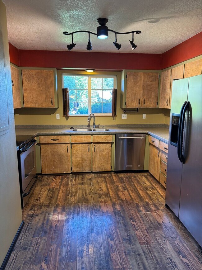 Building Photo - Large 4 Bedroom Home - Dufur Oregon