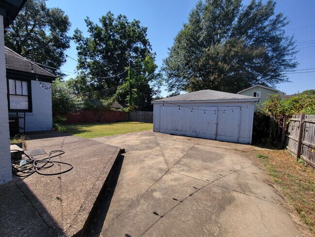 Foto del edificio - Charming 3-Bedroom Retreat with Hardwood Elegance