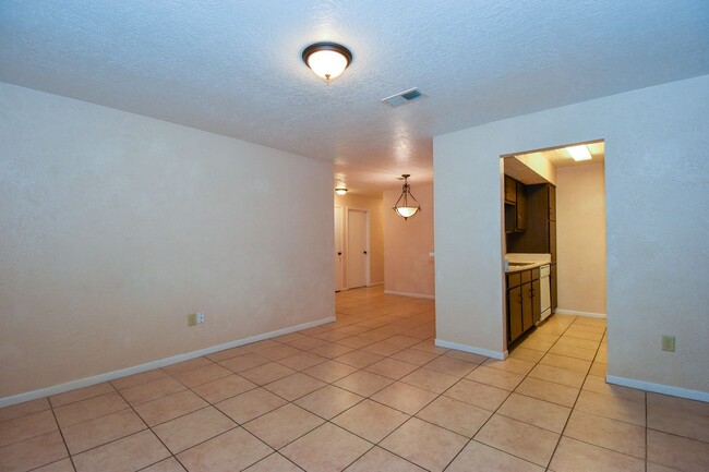 Foto del edificio - 2 BEDROOM 2 BATH PATIO HOME WITH 1010 SF