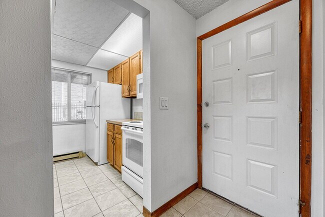 Foto del edificio - $1,245.95, 1 bed, 1 bath, garden level Condo with Washer/Dryer