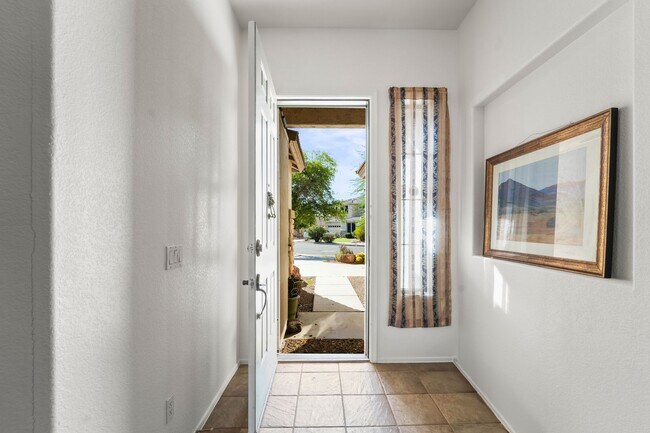 Foto del edificio - Oversized Lot + Dual Garages! 3 Bed + Den in Mountain Vista