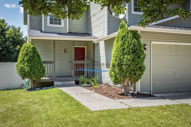 Building Photo - 3 bed 2.5 bath duplex in CDA!
