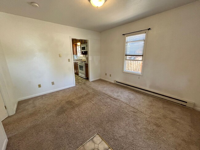 Building Photo - Cozy 2 Bedroom 1 Bath w/ all amenities and...