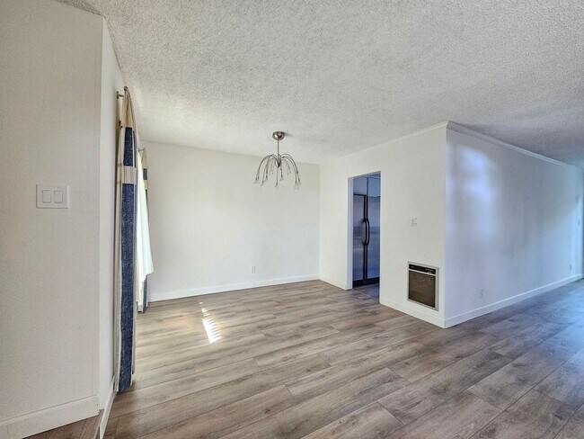 Foto del edificio - Lovely 3 Bed 2.5 Bath Corner Townhome in R...