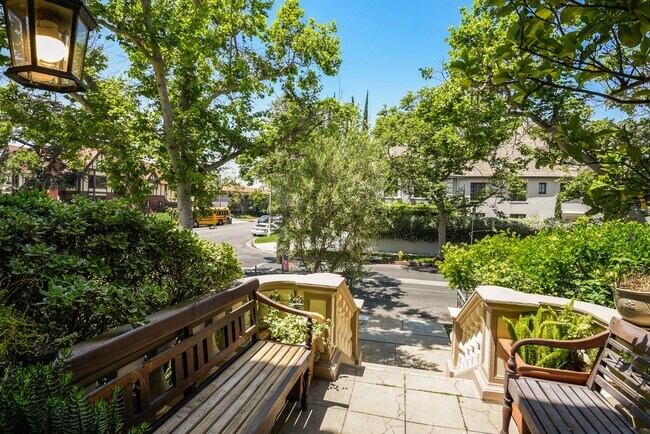 Building Photo - 302 N Orange Dr