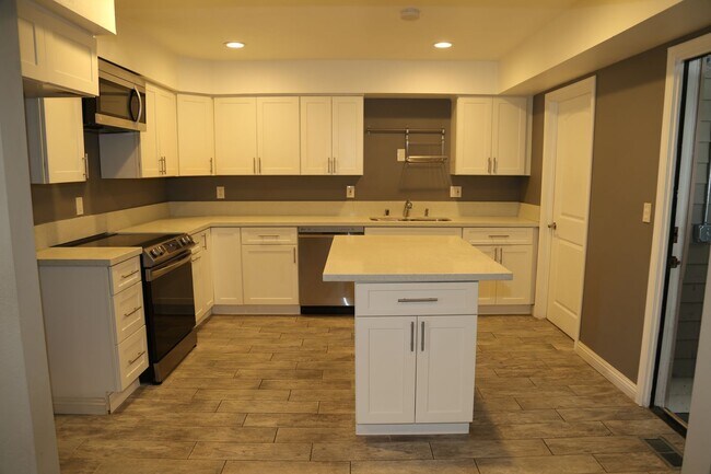 Building Photo - Quiet Corner House in Anaheim