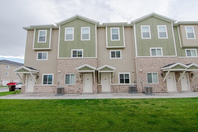 Building Photo - THE LOCHS! Gorgeous Townhome