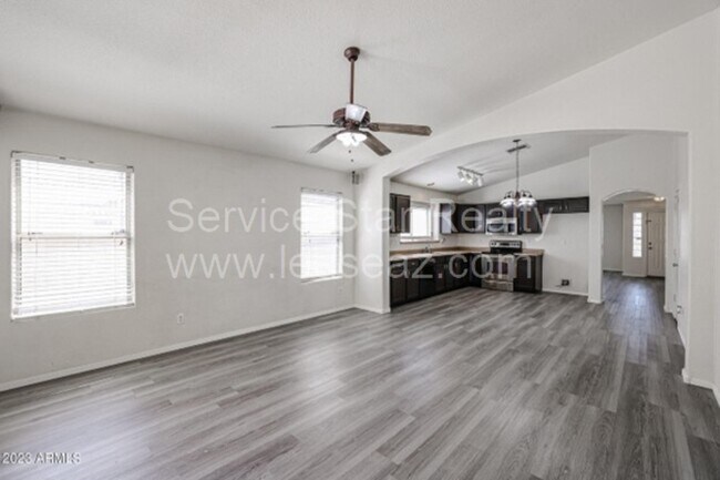Foto del edificio - 16652 W Latham St
