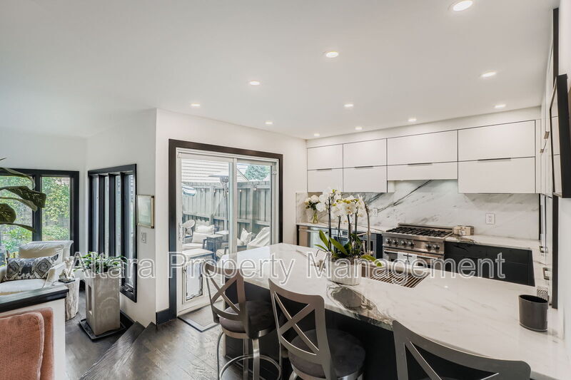 Photo - 287 S Holly St