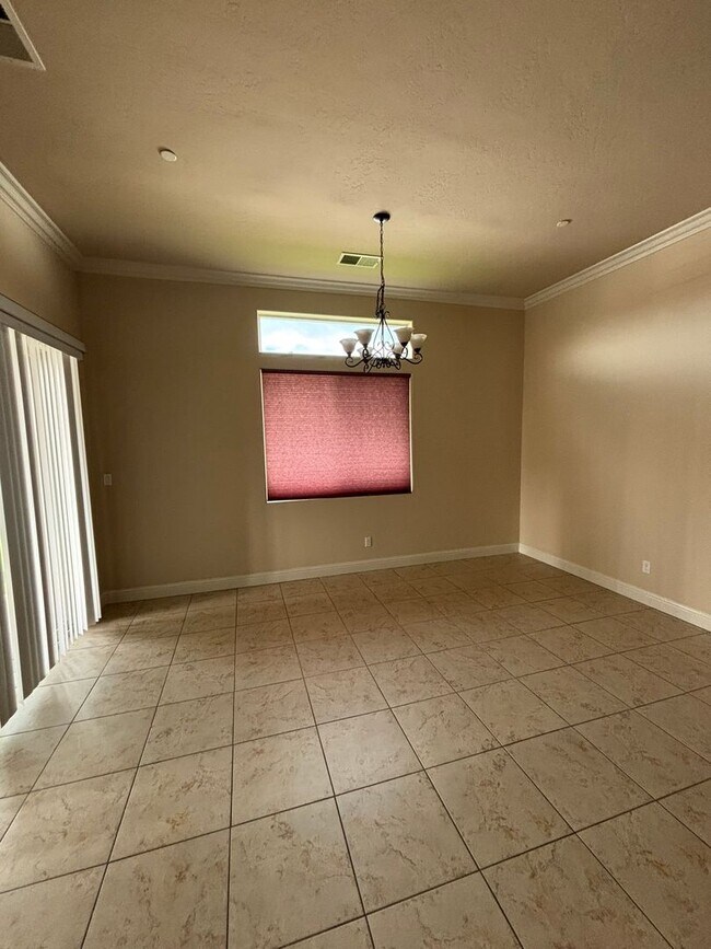 Foto del edificio - 4-Bedroom Home with 3-Car Garage, Office, Gated Community Pool & HOA Included