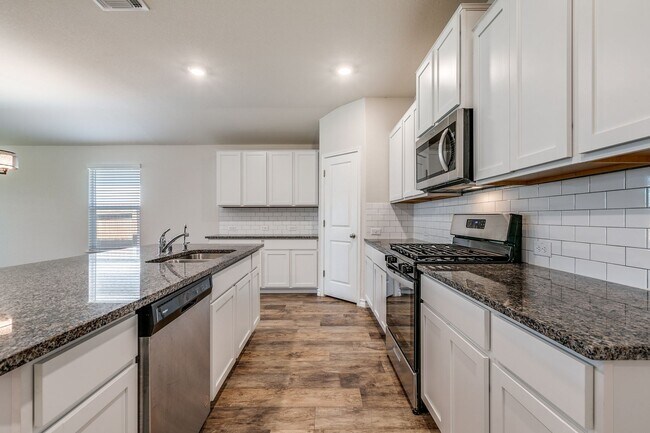 Foto del edificio - Beautiful 4- Bedroom One Story Home in Riv...