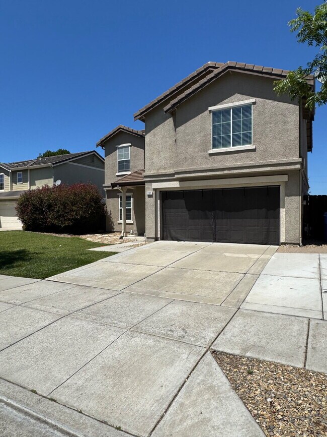 Foto del edificio - Beautiful 4-Bedroom Home with Spacious Backyard & Covered Patio