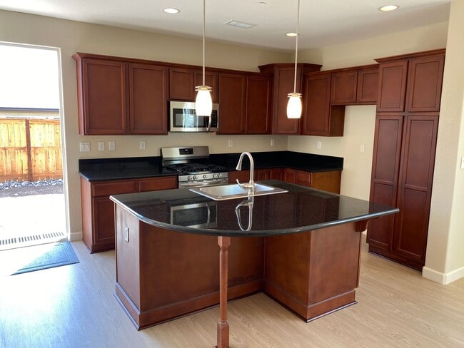 Building Photo - 3 Bedroom plus a den in the Miramonte Community