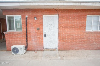 Building Photo - 1421 St Johns Dr