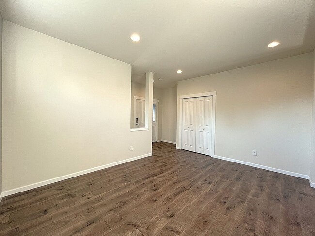 Building Photo - Gorgeous 5-Bedroom Home in University Place!