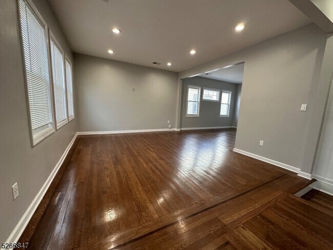 Building Photo - 135 Bellevue St
