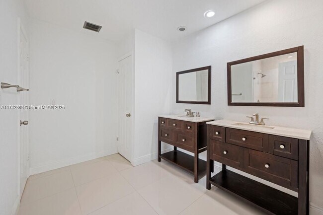 Foto del edificio - 2810 NE 60th St