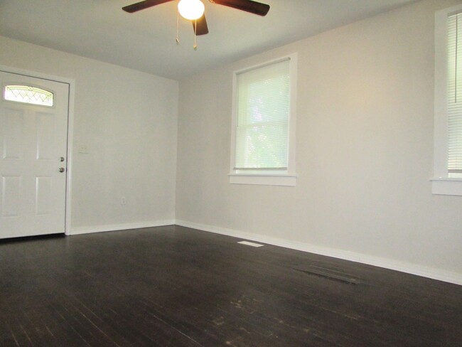 Foto del edificio - Cute - Updated 3 Bed/1 Bath Bungalow Style...
