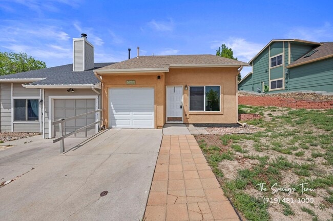 Spacious & Unique 3BD/2BA Townhome w/ Gara... - Spacious & Unique 3BD/2BA Townhome w/ Gara...
