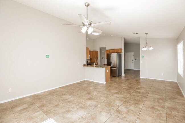 Foto del edificio - 9251 E Carmel Ave